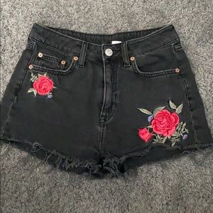 Black shorts w rose embroidery